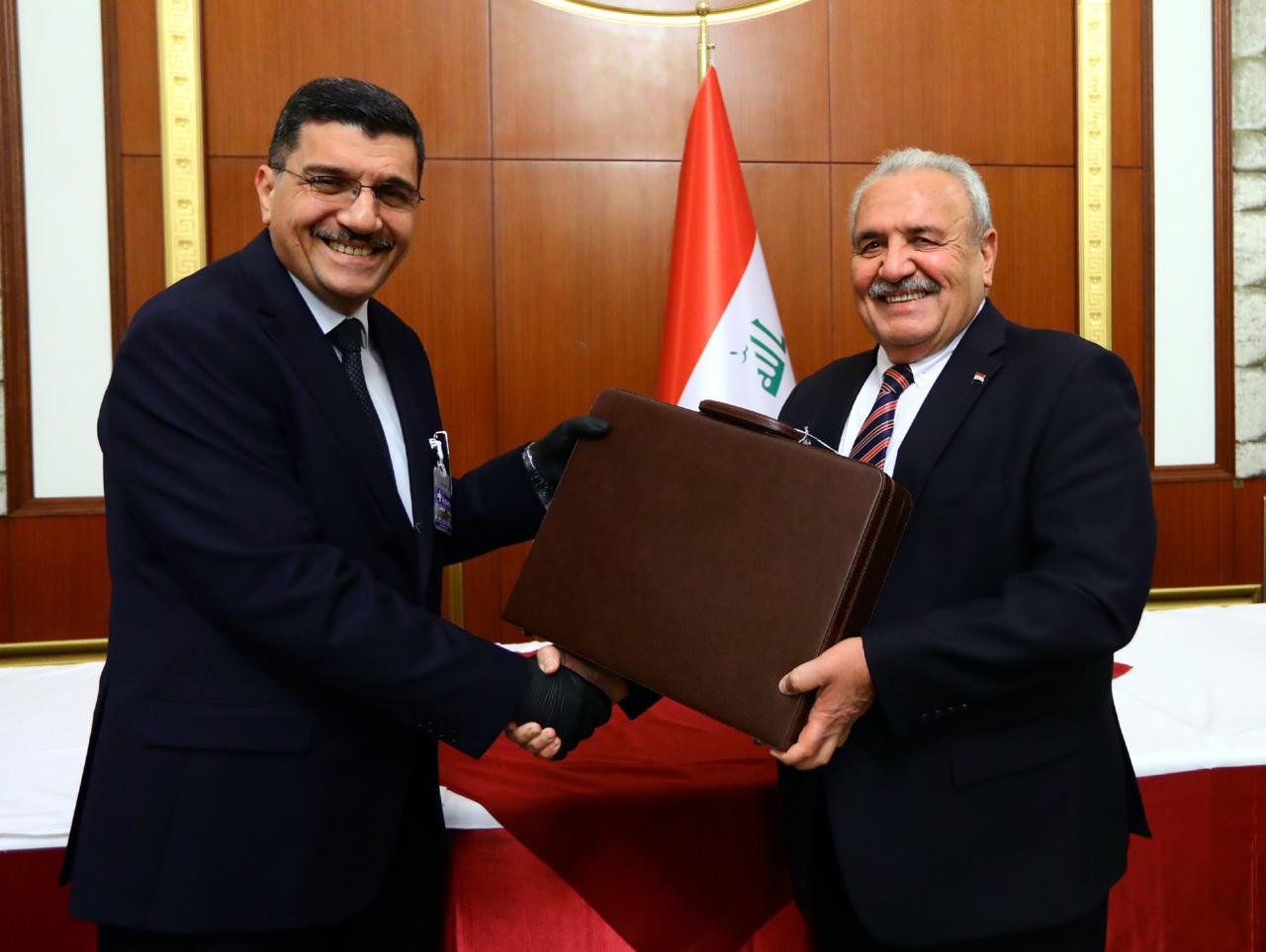 بالصور | أربع جمل لعبد المهدي بـ